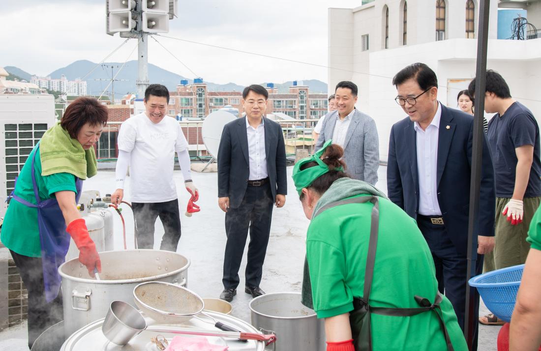 20250715_서3동 새마을부녀회, 건강한 여름나기 삼계탕 나눔행사_7.jpg