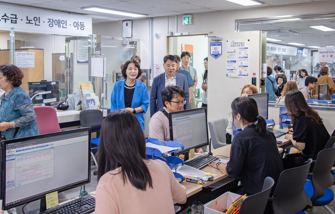 20250729_민생회복 소비쿠폰 지급 현장 직원 격려 _2.jpg
