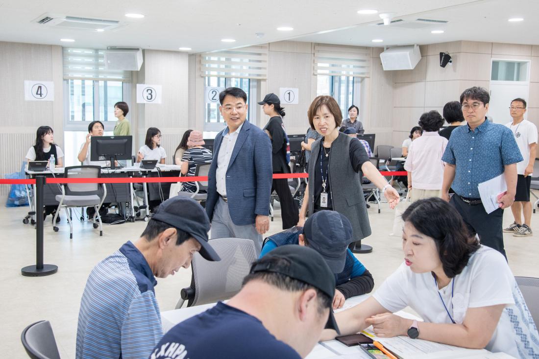 20250729_민생회복 소비쿠폰 지급 현장 직원 격려 _6.jpg