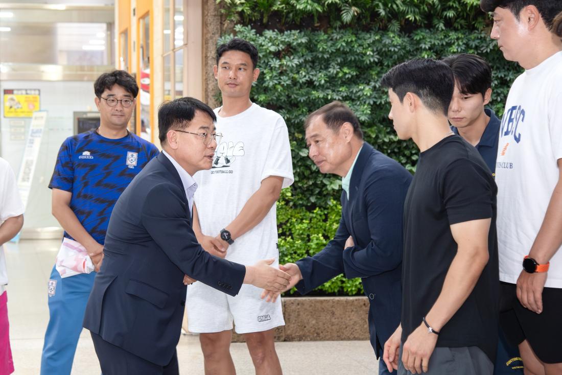 20250829_금정구축구협회 대통려기 출정 격려_2.jpg