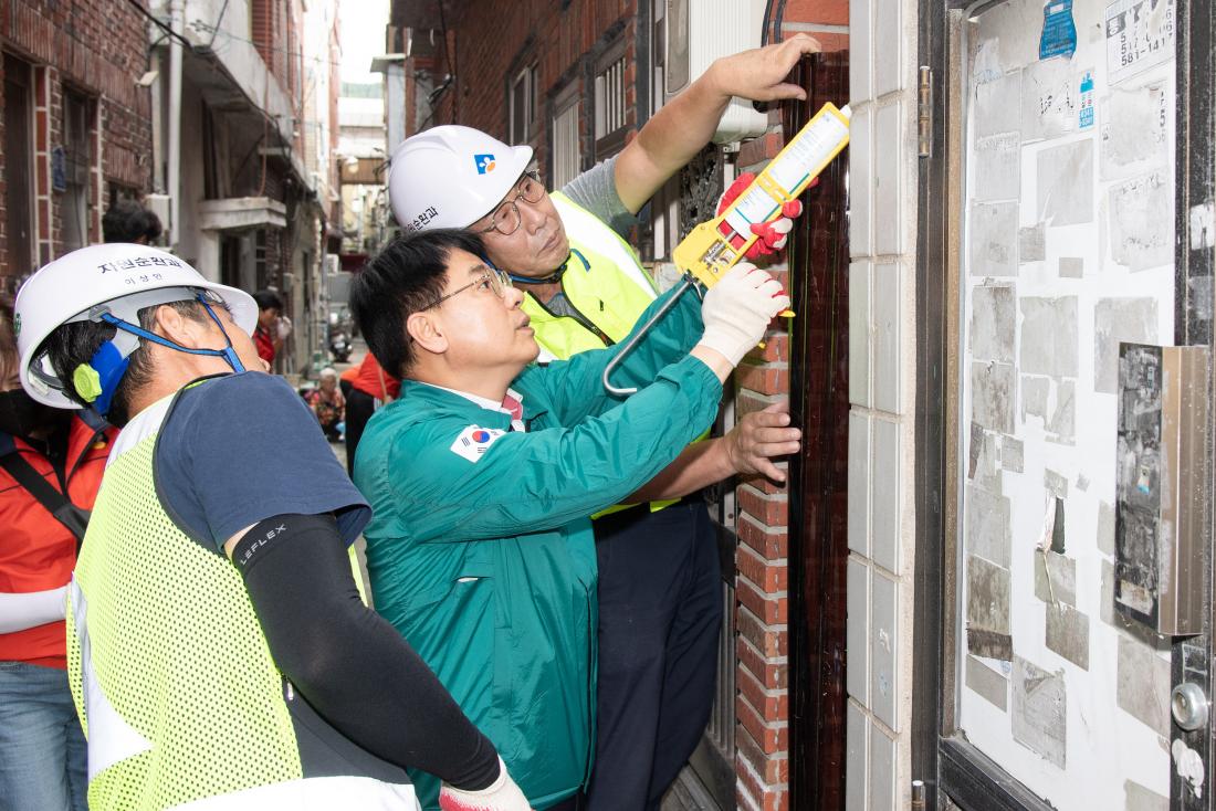 20250919_서동 폐공가 방치 쓰레기 정비사업 실시_8.jpg