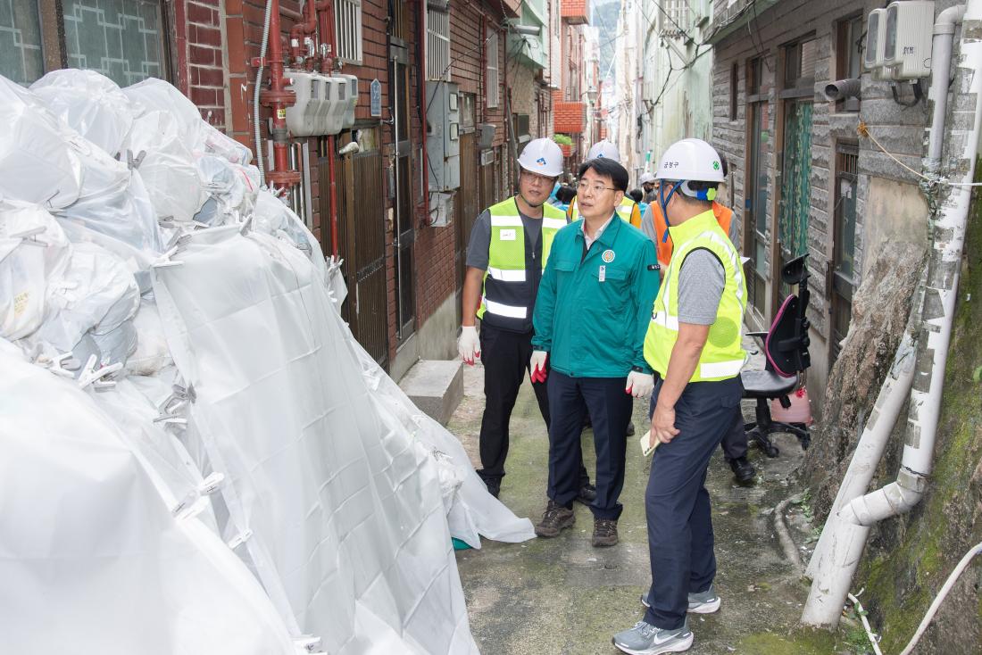 20250919_서동 폐공가 방치 쓰레기 정비사업 실시_12.jpg