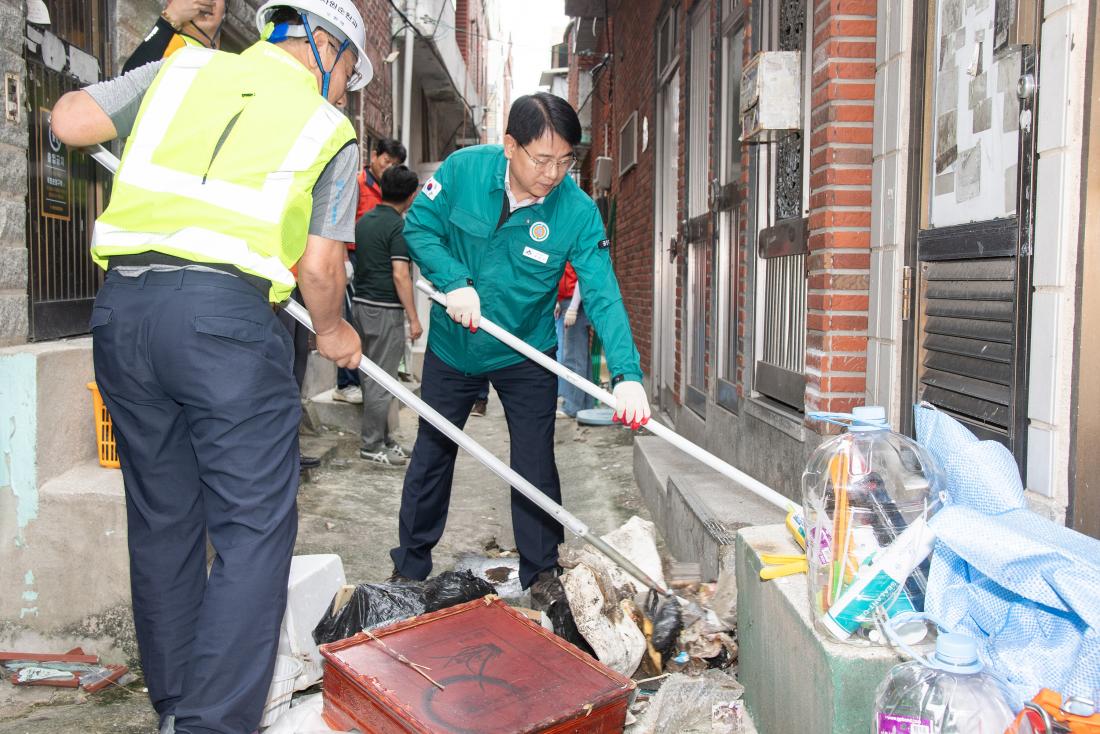 20250919_서동 폐공가 방치 쓰레기 정비사업 실시_1.jpg