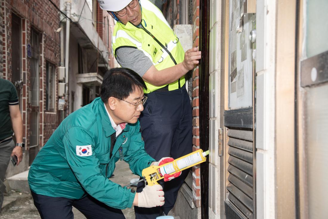20250919_서동 폐공가 방치 쓰레기 정비사업 실시_10.jpg
