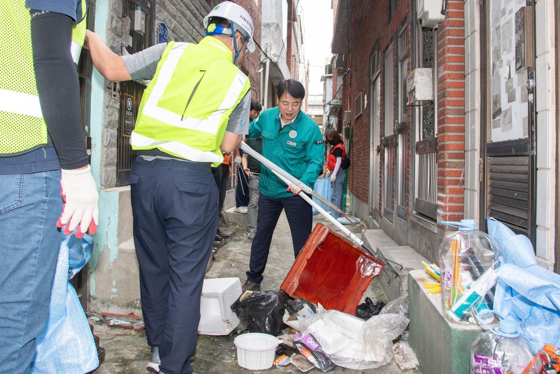 20250919_서동 폐공가 방치 쓰레기 정비사업 실시_4.jpg