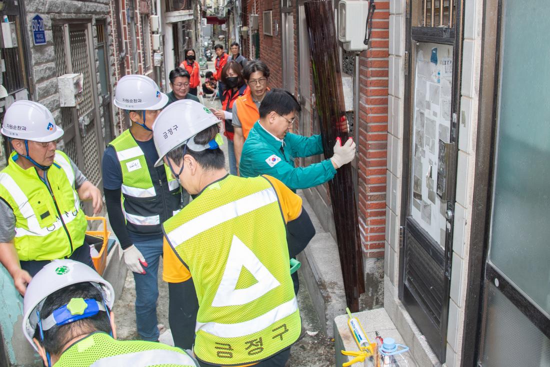 20250919_서동 폐공가 방치 쓰레기 정비사업 실시_7.jpg