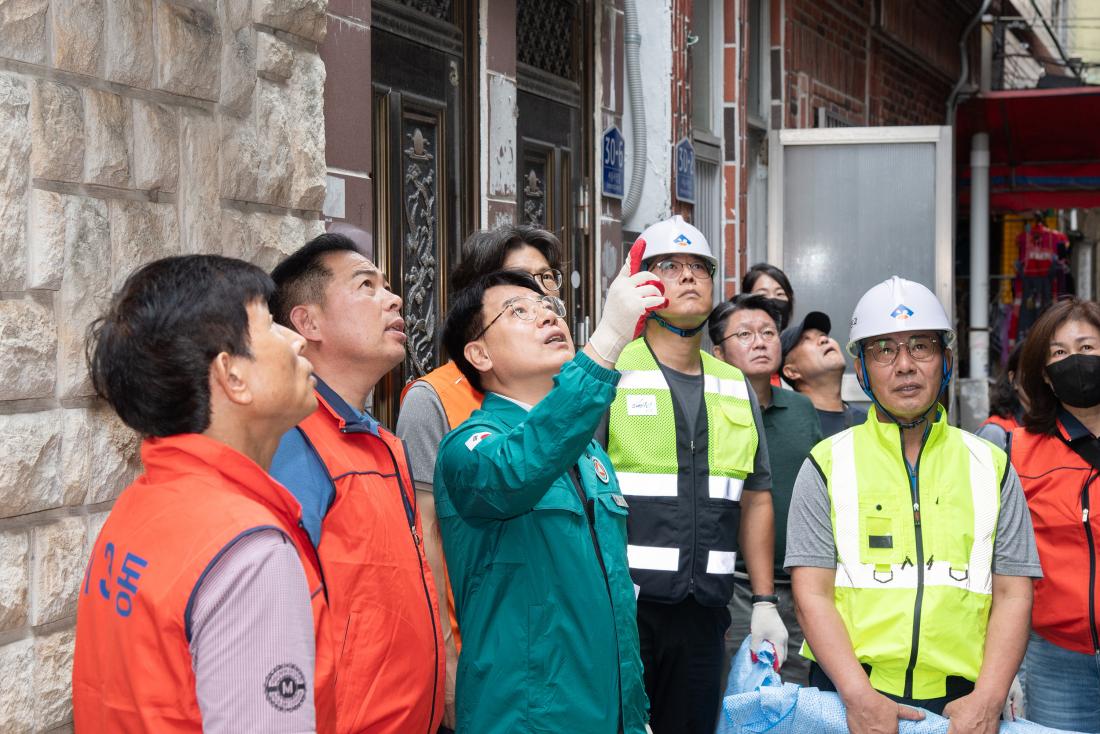 20250919_서동 폐공가 방치 쓰레기 정비사업 실시_16.jpg