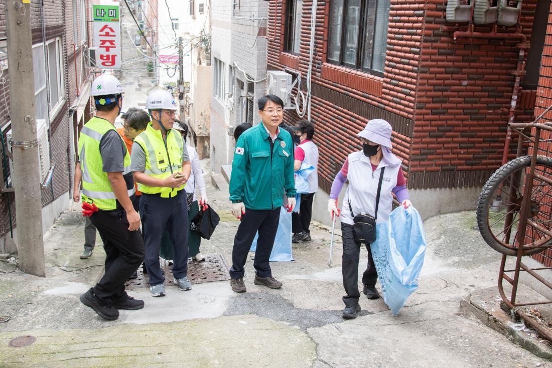 20250919_서동 폐공가 방치 쓰레기 정비사업 실시_17_1.jpg