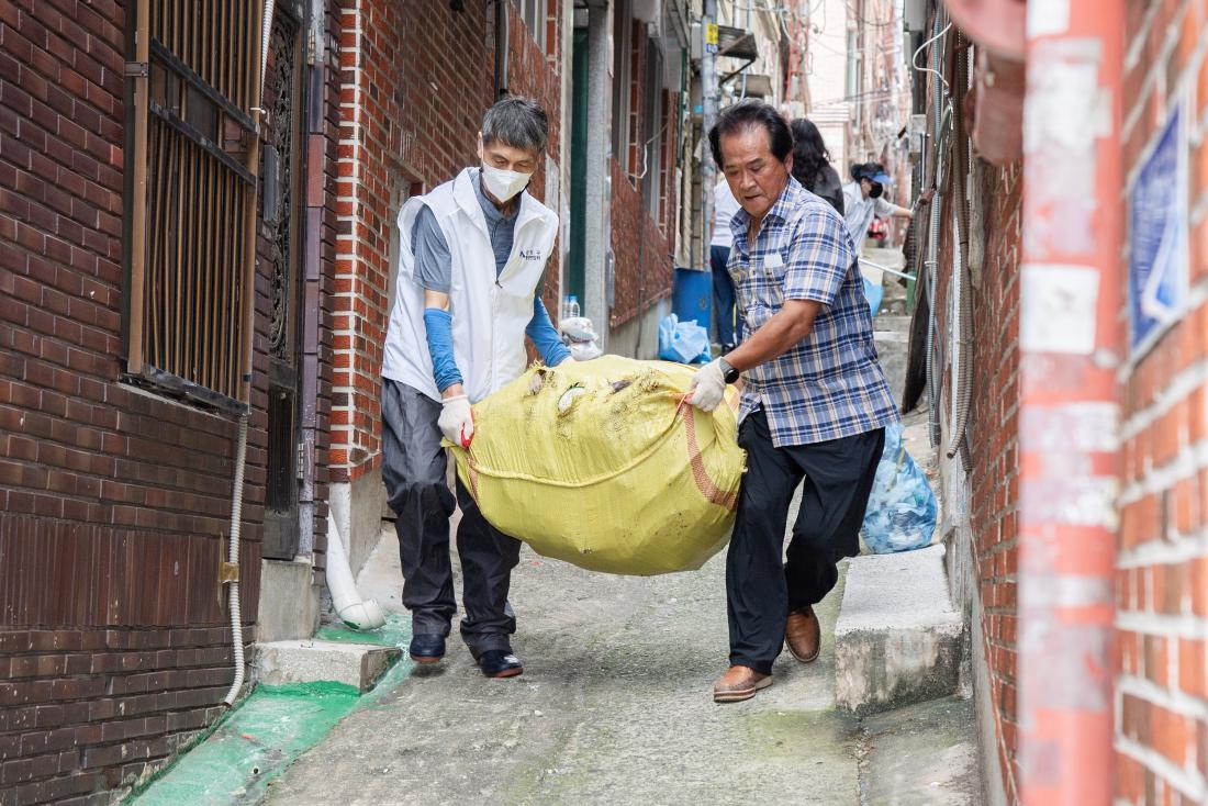 20250919_서동 폐공가 방치 쓰레기 정비사업 실시_19.jpg