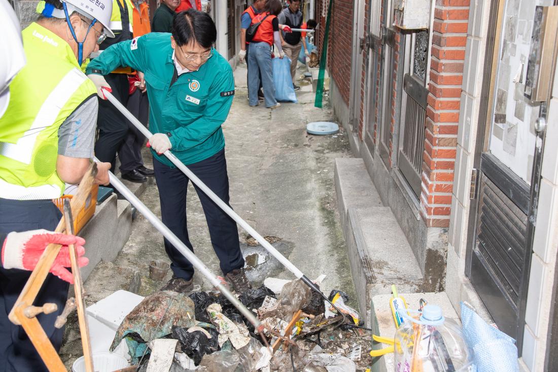20250919_서동 폐공가 방치 쓰레기 정비사업 실시_5.jpg