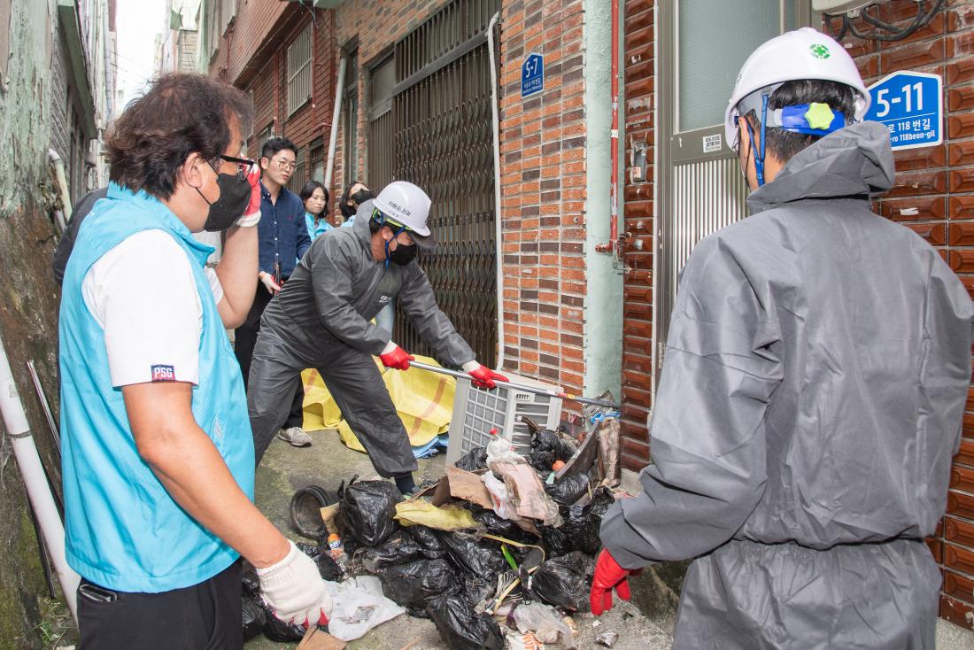 20250919_서동 폐공가 방치 쓰레기 정비사업 실시_18.jpg