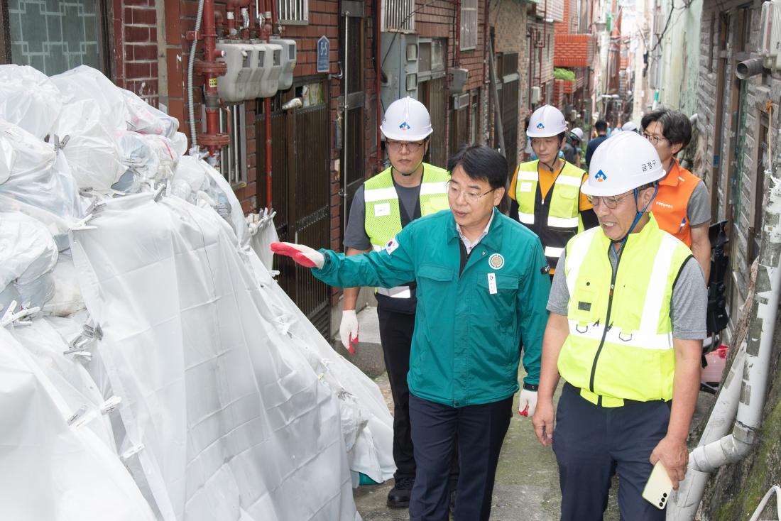 20250919_서동 폐공가 방치 쓰레기 정비사업 실시_11.jpg