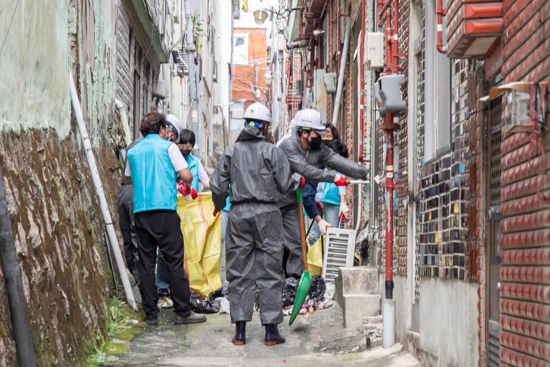 20250919_서동 폐공가 방치 쓰레기 정비사업 실시_21.jpg