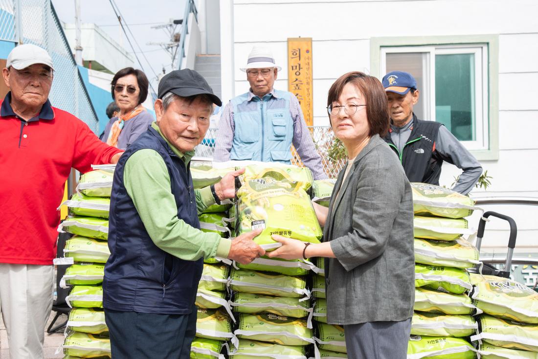 20250930_희망숲속마을 쌀 나눔 행사_9.jpg