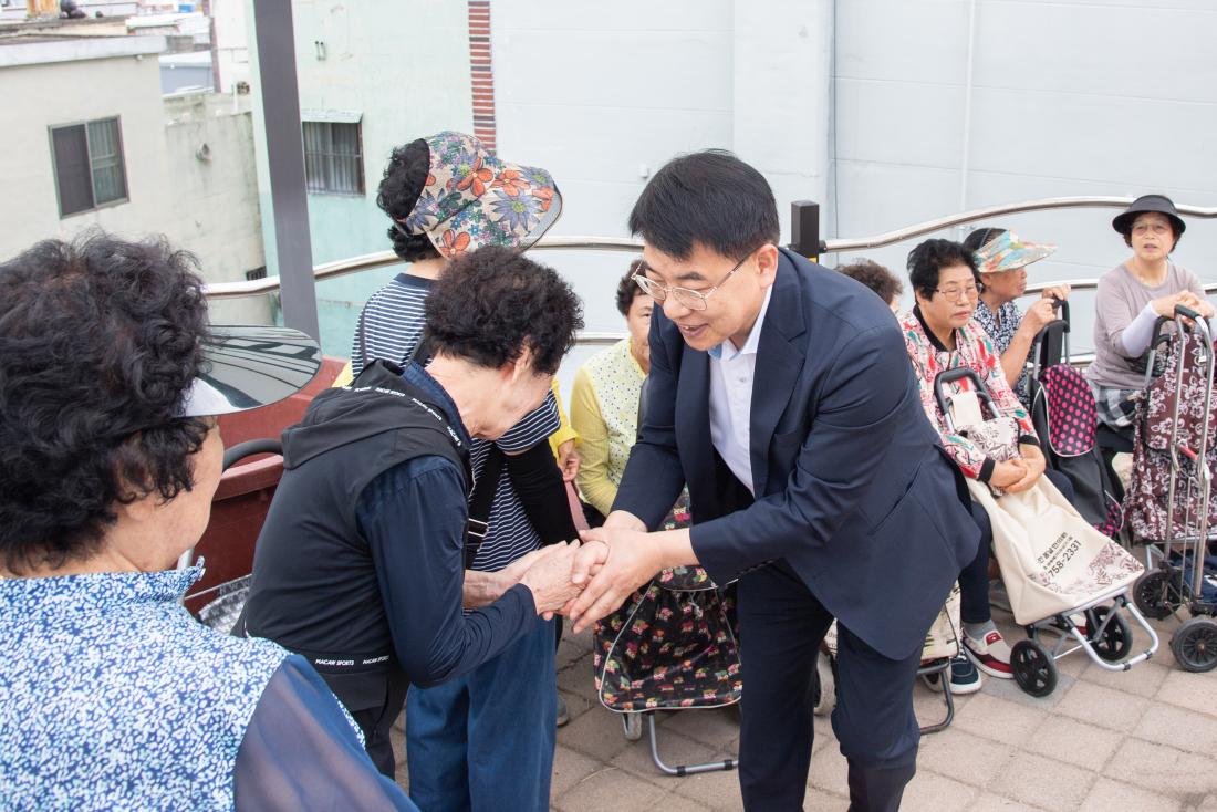 20250930_희망숲속마을 쌀 나눔 행사_2.jpg