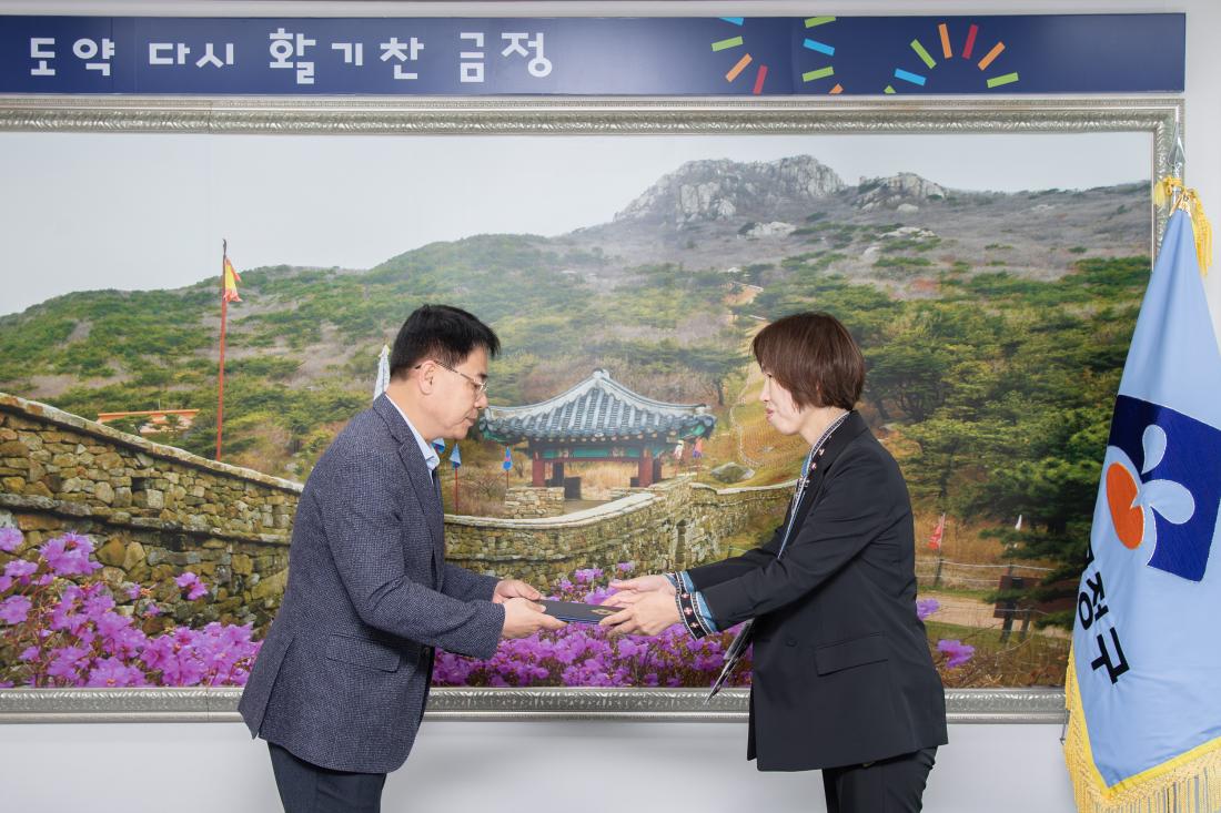 20251025_승진직원 임용장 수여_3.jpg