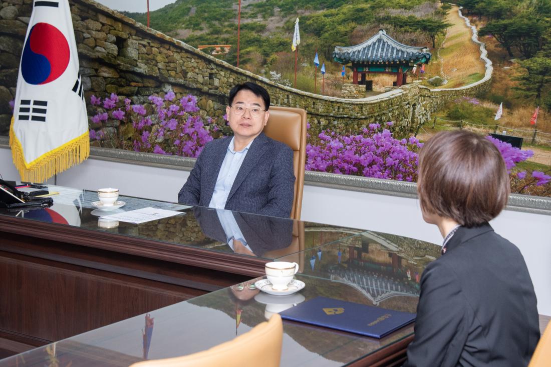 20251025_승진직원 임용장 수여_4.jpg