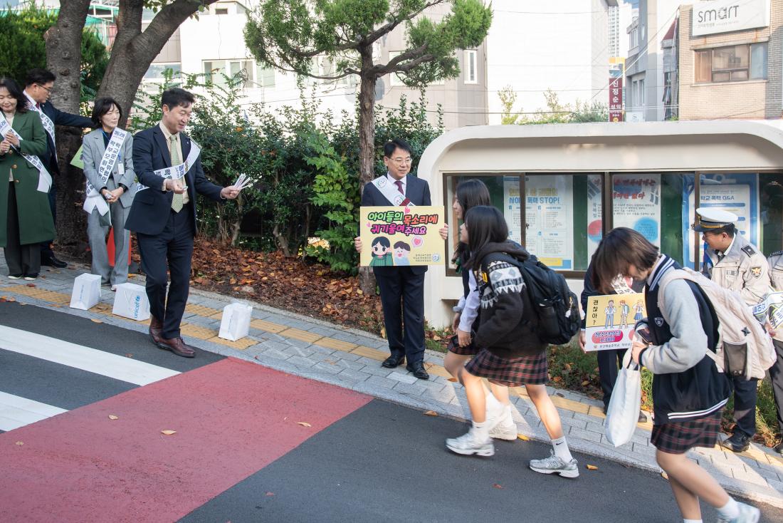 20251027_안전한 학교 만들기 등교길 캠페인_2.jpg