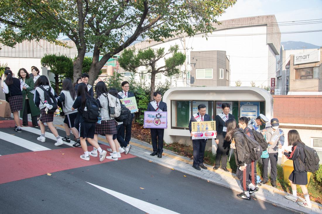 20251027_안전한 학교 만들기 등교길 캠페인_6.jpg