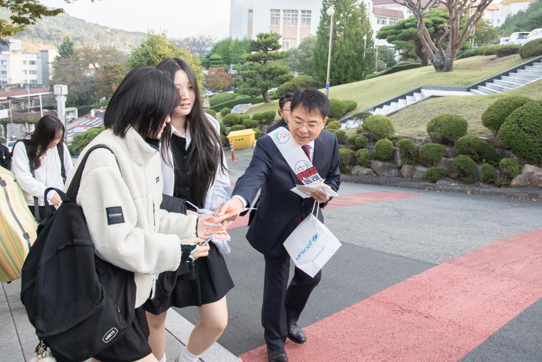 20251027_안전한 학교 만들기 등교길 캠페인_11.jpg