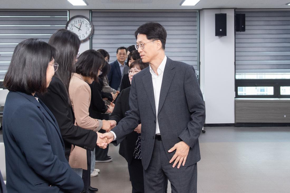 20251031_승진 직원 임용장 수여_15.jpg