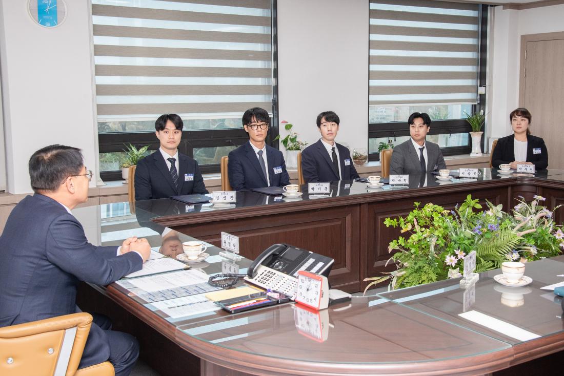 20251103_신규직원 임용장 수여_9.jpg