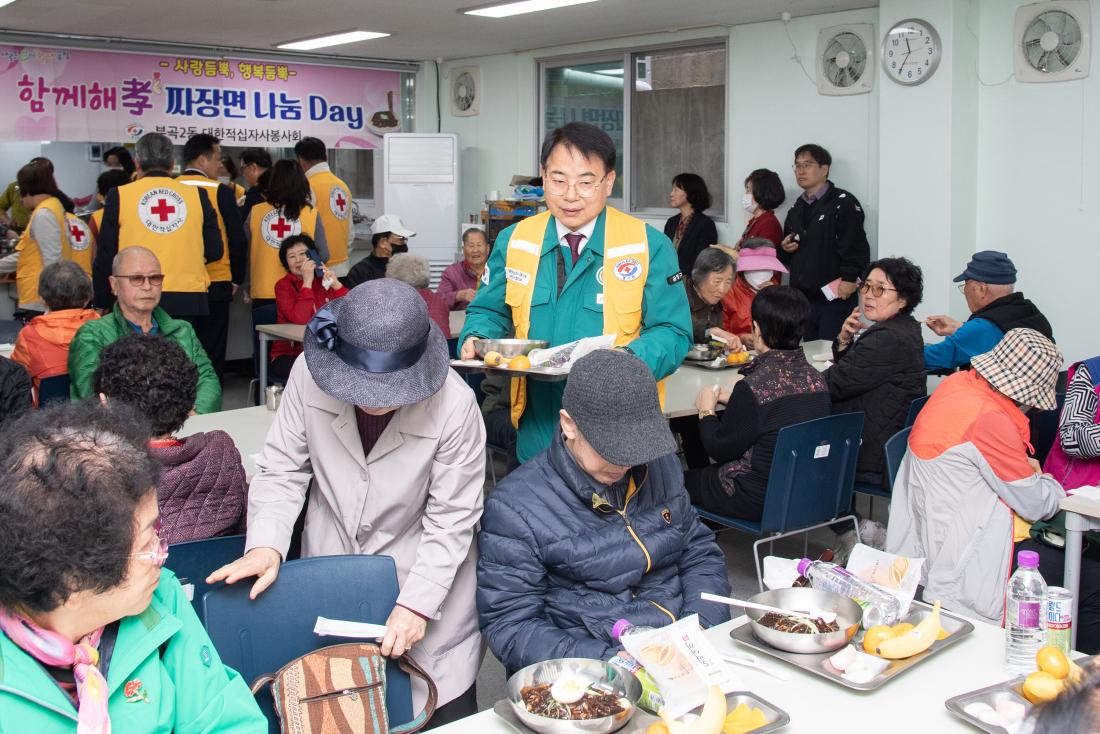 20251104_부곡2동 대한적십자사봉사회 어르신 짜장면 나눔 행사_7.jpg