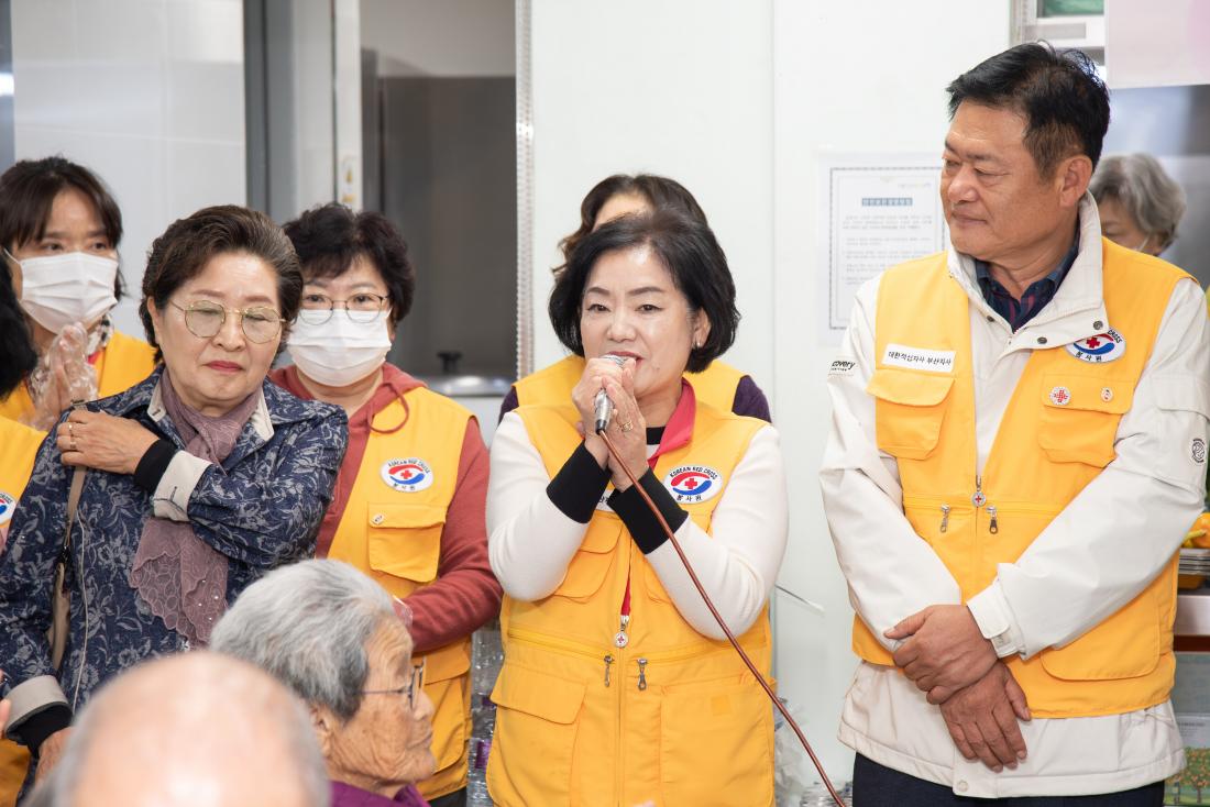 20251104_부곡2동 대한적십자사봉사회 어르신 짜장면 나눔 행사_9.jpg