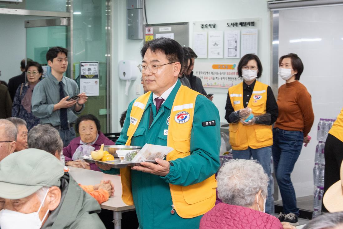 20251104_부곡2동 대한적십자사봉사회 어르신 짜장면 나눔 행사_6.jpg