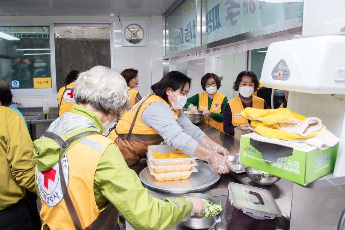 20251104_부곡2동 대한적십자사봉사회 어르신 짜장면 나눔 행사_10.jpg