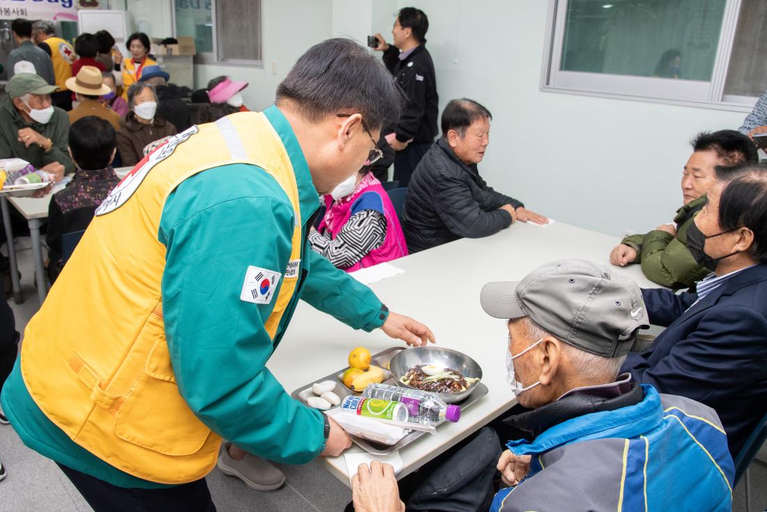 20251104_부곡2동 대한적십자사봉사회 어르신 짜장면 나눔 행사_5.jpg