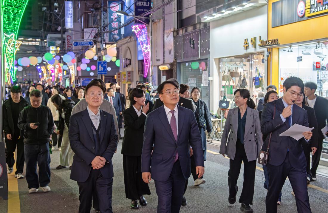 20251106_부산대학로 빛거리 점등식_13.jpg