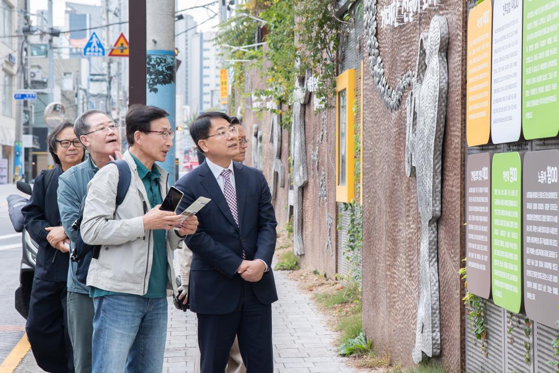 20251107_부마민주항쟁 유적지 답사단 환영_9.jpg