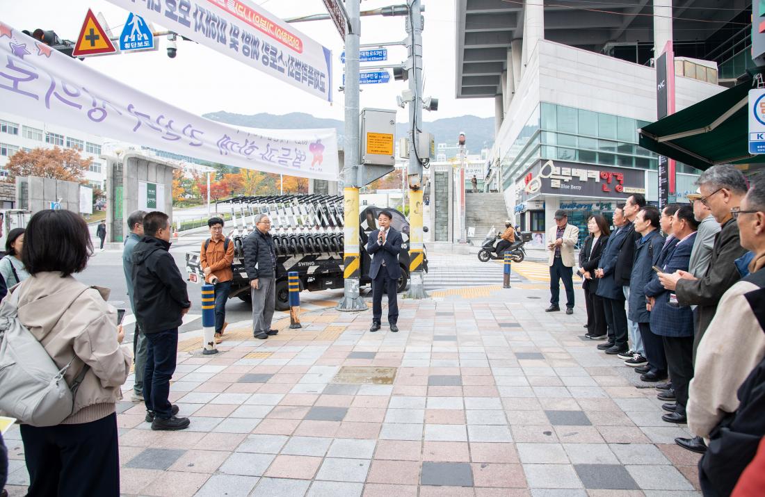 20251107_부마민주항쟁 유적지 답사단 환영_4.jpg