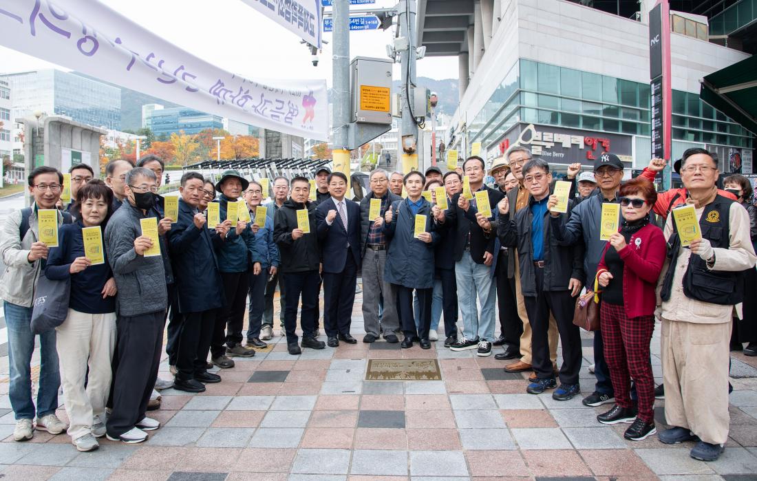 20251107_부마민주항쟁 유적지 답사단 환영_6.jpg