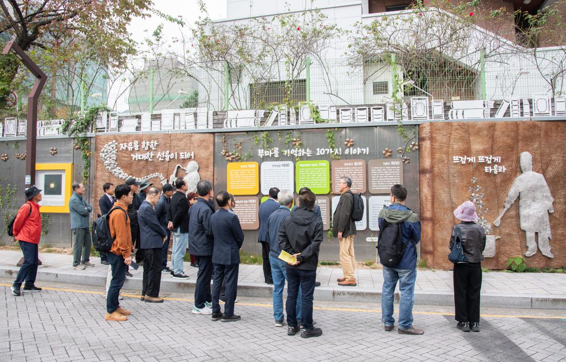 20251107_부마민주항쟁 유적지 답사단 환영_17.jpg