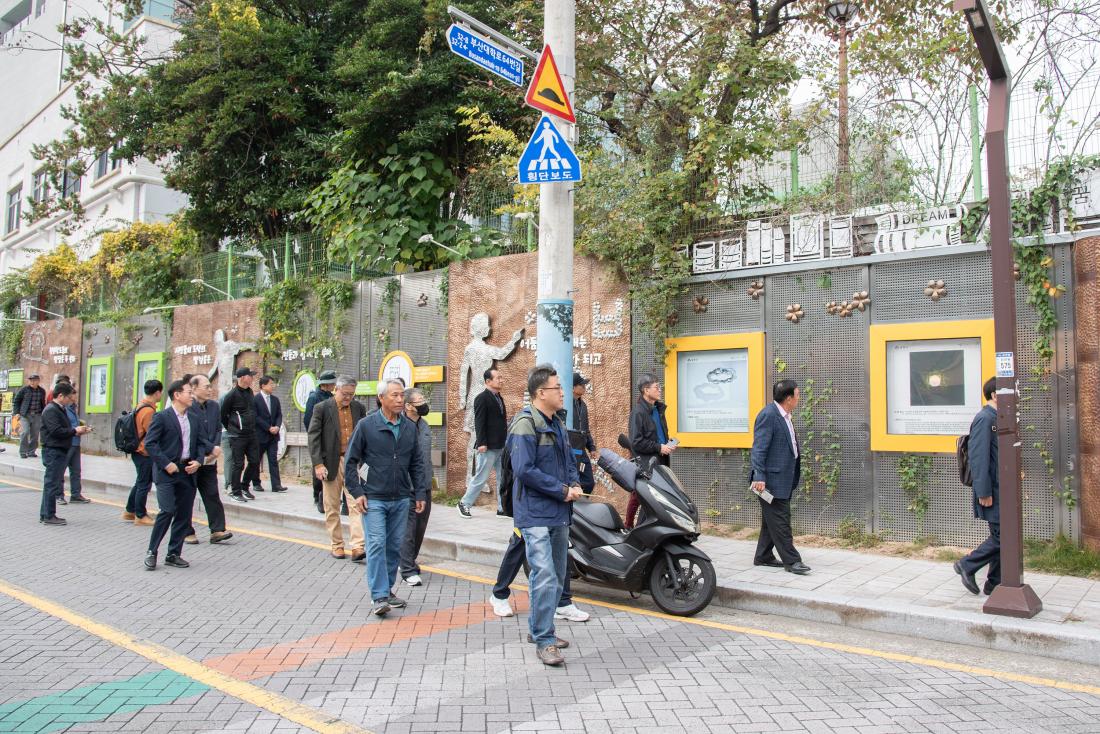 20251107_부마민주항쟁 유적지 답사단 환영_16.jpg