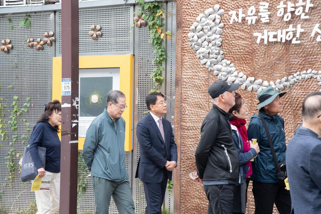 20251107_부마민주항쟁 유적지 답사단 환영_8.jpg