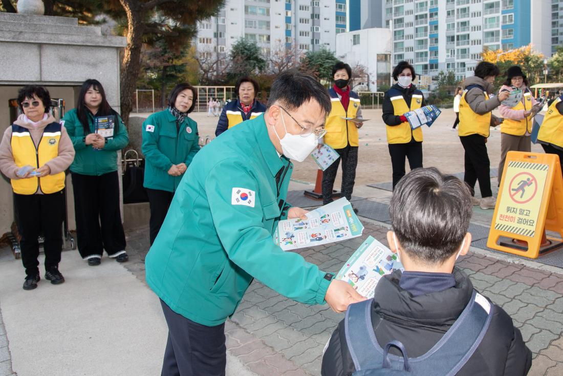 20251120_어린이 약취, 유인 예방 캠페인_6.jpg