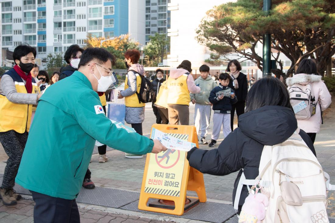 20251120_어린이 약취, 유인 예방 캠페인_8.jpg