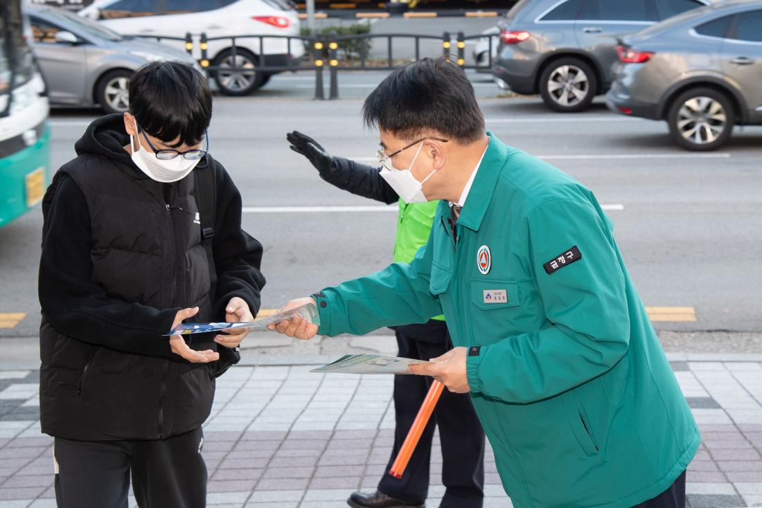 20251120_어린이 약취, 유인 예방 캠페인_5.jpg