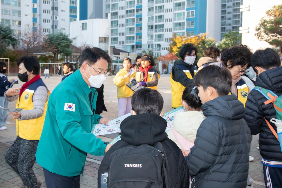 20251120_어린이 약취, 유인 예방 캠페인_9.jpg