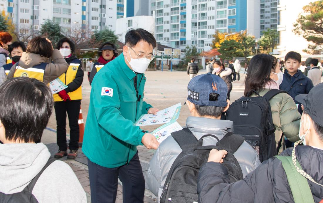 20251120_어린이 약취, 유인 예방 캠페인_11.jpg