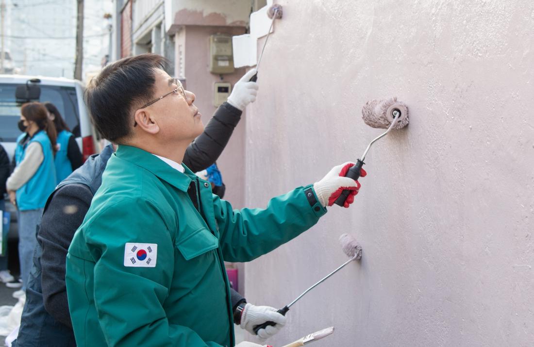 20251124_세정나눔재단&금정구복지회가 함께하는 사랑의 집 고쳐 주기_6.jpg