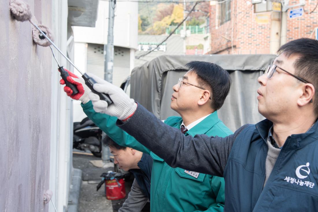 20251124_세정나눔재단&금정구복지회가 함께하는 사랑의 집 고쳐 주기_3.jpg