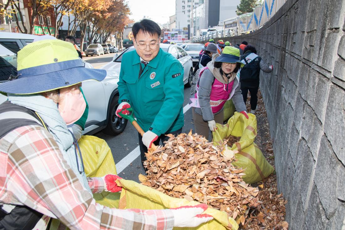 20251124_금정클린지킴이 낙엽정비 모둠청소 실시_7.jpg
