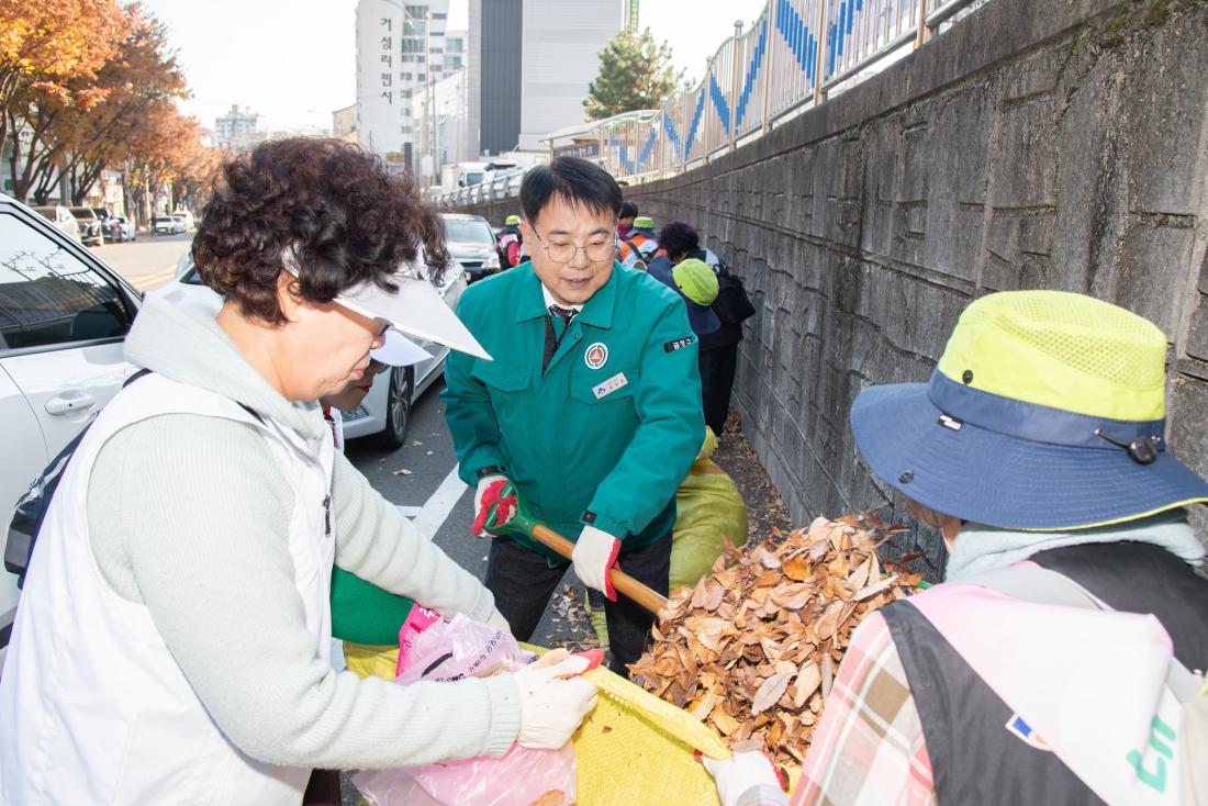 20251124_금정클린지킴이 낙엽정비 모둠청소 실시_8.jpg