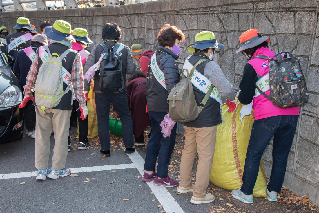 20251124_금정클린지킴이 낙엽정비 모둠청소 실시_19.jpg
