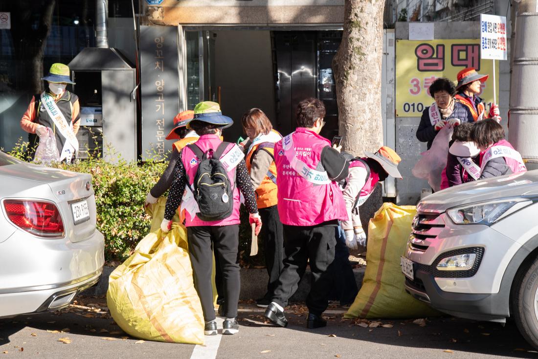 20251124_금정클린지킴이 낙엽정비 모둠청소 실시_20.jpg