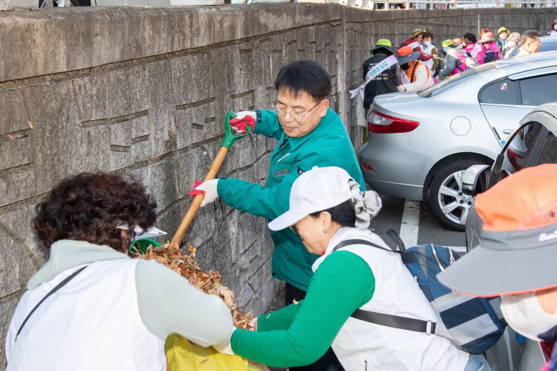 20251124_금정클린지킴이 낙엽정비 모둠청소 실시_12.jpg